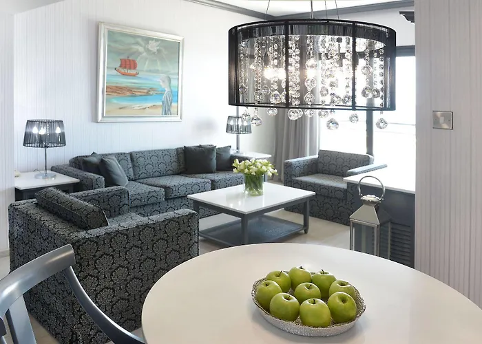 Resort Palm & Larnaca